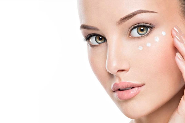 فواید استفاده از کرم دور چشم