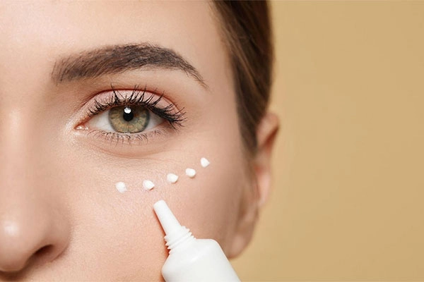 روش صحیح استفاده از کرم دور چشم